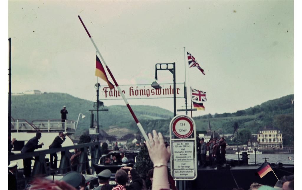 Staatsbesuch von Queen Elizabeth II. im Mai 1965: auf der Rheinfähre nach Königswinter.
