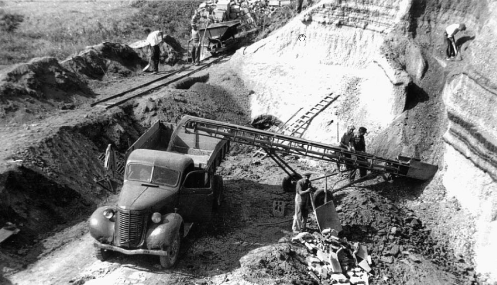 Bimsabbau in einer Grube der Firma Josef Schneider Söhne im Bereich der Miesenheimer Straße in Plaidt (1950er Jahre)