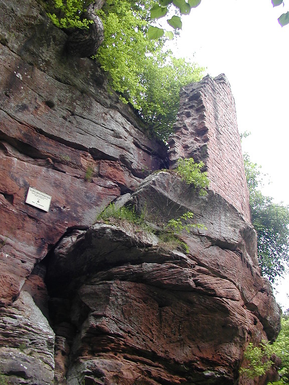 Schildmauer der Burgruine Nieder-Breitenstein bei Esthal (2003).