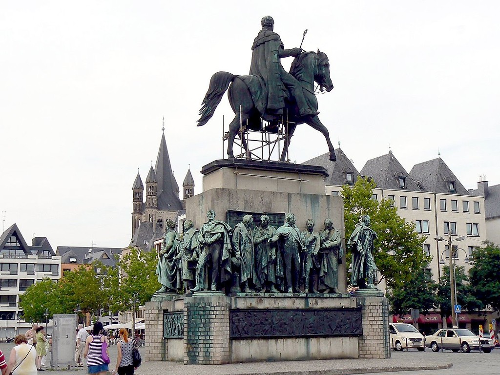 Das zum Zeitpunkt der Aufnahme im Juli 2007 "auf Krücken stehende" Reiterstandbild für den Preußenkönig Friedrich Wilhelm III. auf dem Kölner Heumarkt.