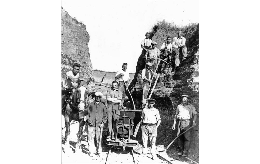 Arbeiter in der Bimsgrube der Firma Herfeldt am Burger Berg in Plaidt (1920er Jahre)