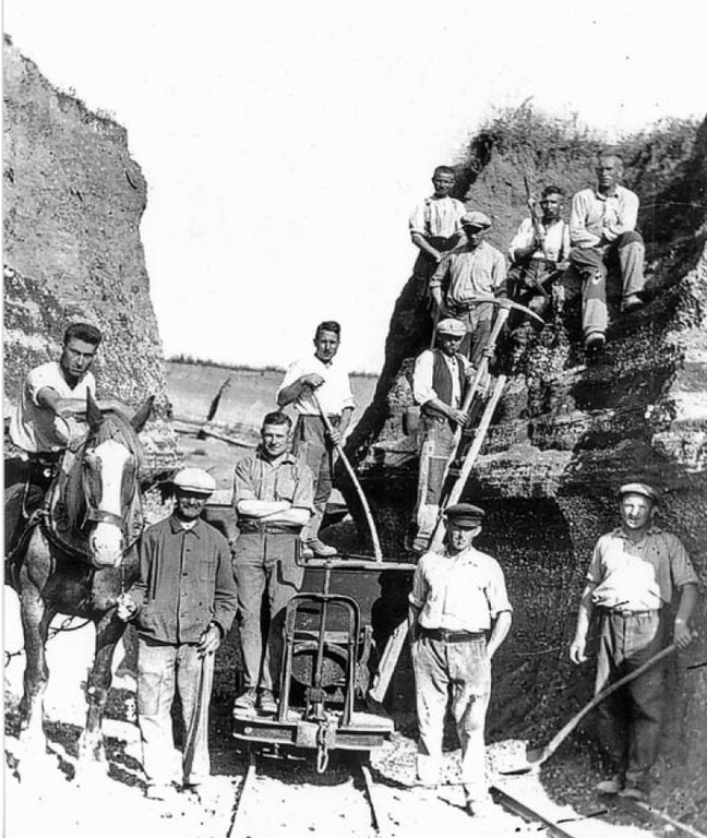 Arbeiter in der Bimsgrube der Firma Herfeldt am Burger Berg in Plaidt (1920er Jahre)