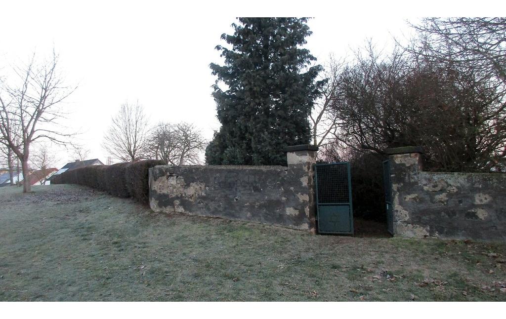 Blick von Außen auf den jüdischen Friedhof in Niedermendig, Ansicht von Süden (2018).