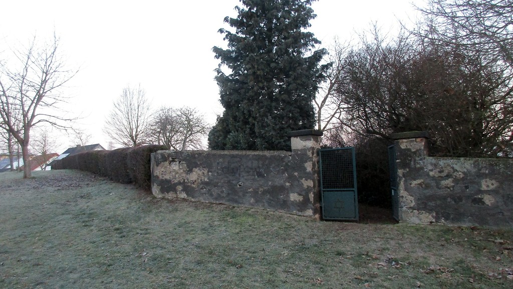 Blick von Außen auf den jüdischen Friedhof in Niedermendig, Ansicht von Süden (2018).