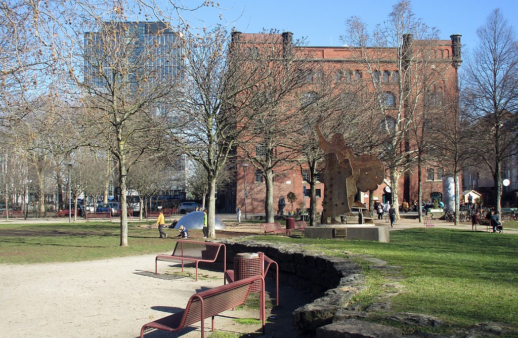 Der nach der Kölner Komödiantin Gertrud "Trude" Herr (1927-1991) benannte Park in Köln-Altstadt-Süd, im Hintergrund das Bürgerzentrum "Bürgerhaus Stollwerck" (2019).