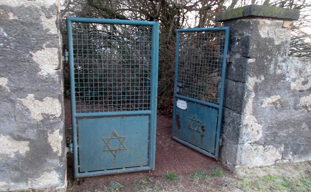 Die Eingangspforte zum jüdischen Friedhof in Niedermendig (2018)