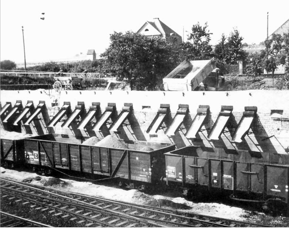 Bimsverladeanlage in der Nähe des Plaidter Bahnhofs (1940)