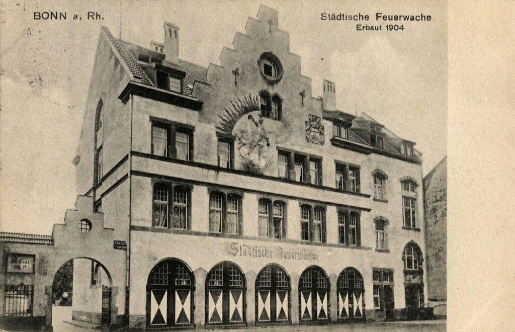 Auf das Jahr 1910 datierte Fotopostkarte mit der Alten Feuerwache Bonn in der damaligen Maxstraße. Die Aufschrift der Karte lautet "Bonn a. Rh., Städtische Feuerwache, Erbaut 1904".