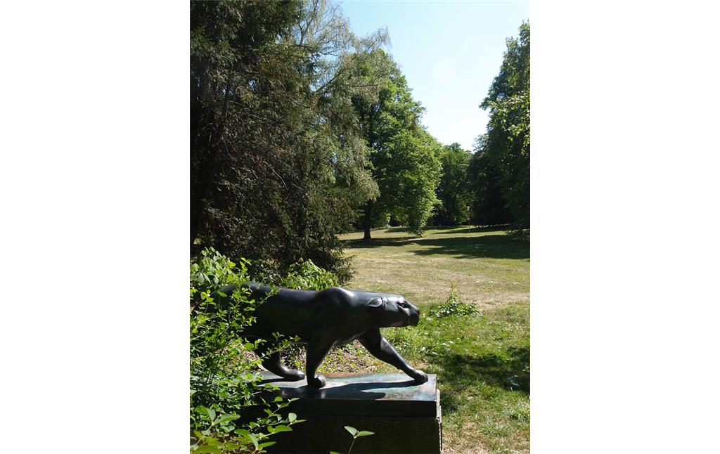 Südpark in Köln-Marienburg (2007): Bronzeskulptur eines Panthers des Künstlers Fritz Behn (1878-1970), im Hintergrund Rasen und Gehölze.