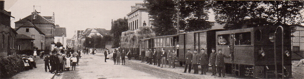 Rees, Vor dem Delltor (etwa 1910). Kombinierter Personen- und Güterzug der Stadt Reeser Anschlussbahn