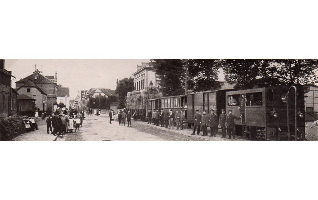 Rees, Vor dem Delltor (etwa 1910). Kombinierter Personen- und Güterzug der Stadt Reeser Anschlussbahn