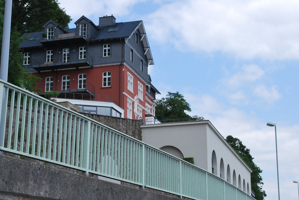 Das ehemals als Jugendherberge genutzte Gebäude von 1889  liegt direkt an der Ruhr. Heute befinden sich dort Luxuswohnungen (2015).