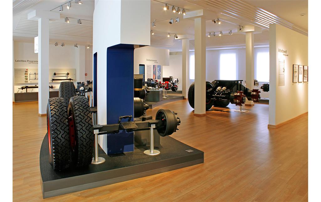 Ausstellungsraum mit modernen Achsen im Museum Achse, Rad und Wagen (2013)
