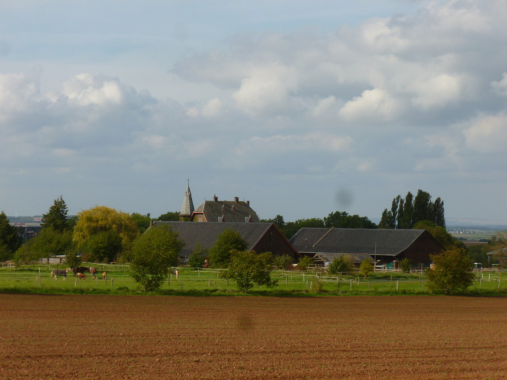 Der Ortskern von Kommern ist seit jeher umgeben von landwirtschaftlichen Flächen, hier der außerhalb in der Kulturlandschaft gelegene Becherhof (2014).