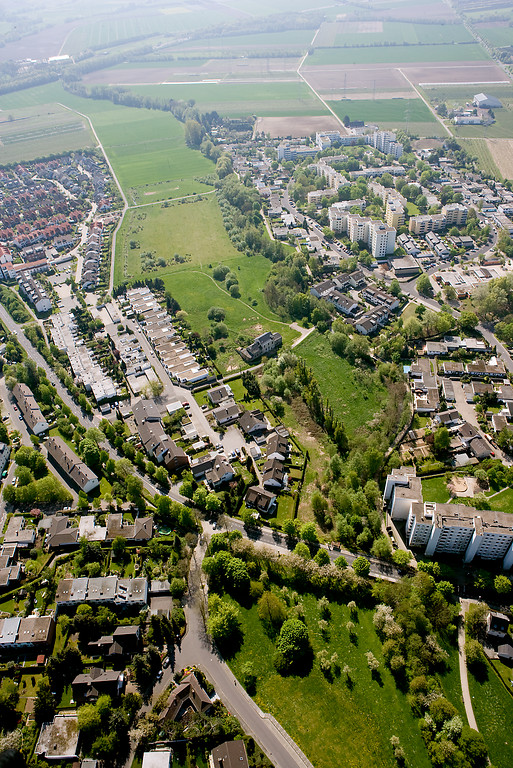 Luftbild von Meckenheim, in der Bildmitte liegt im Grünbereich zwischen den Wohnsiedlungen die Obere Mühle (2009)