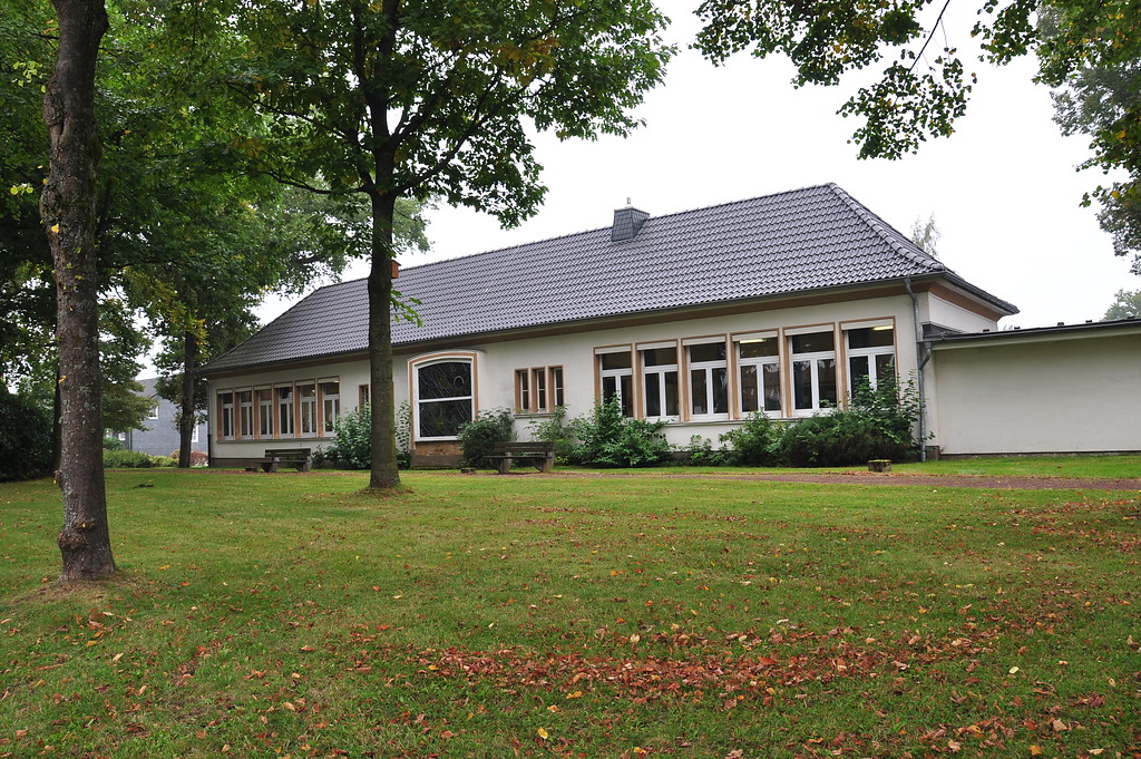 1950 gebautes Schulgebäude in Agathaberg (2013)