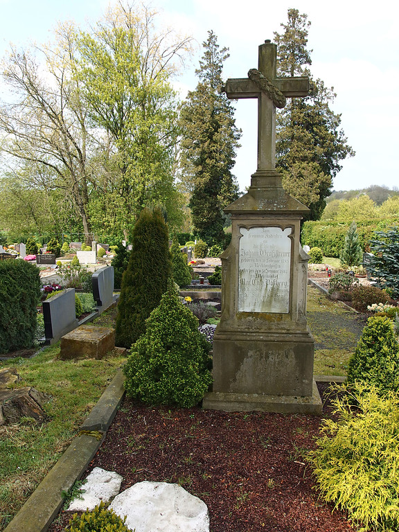 Grabstelle auf dem Friedhof der Katholischen Pfarrkirche St. Mariä Empfängnis in Solingen (2016)