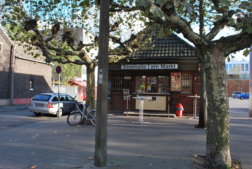 Ein Eingang zum Tiefbunker unter dem Marktplatz befindet sich in dem als Kiosk genutzten Backsteinhäuschen (2013).