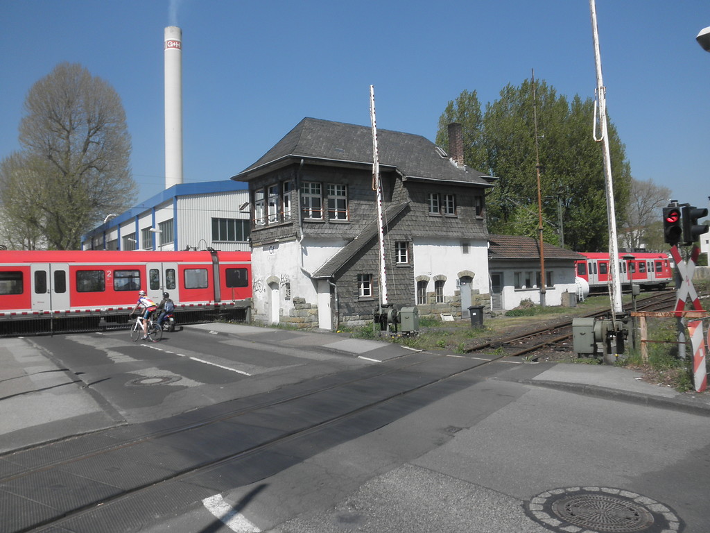 Bahnübergang Tannenbergstraße in Bergisch Gladbach mit Stellwerk (2013)
