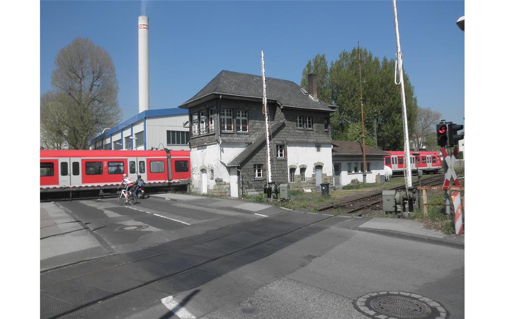 Bahnübergang Tannenbergstraße in Bergisch Gladbach mit Stellwerk (2013)