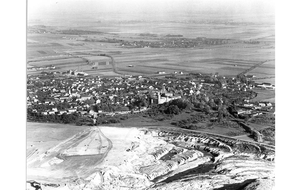 Braunkohlentagebau Grube Victor, Luftbild. Im Vordergrund der Tagebau, unmittelbar vor der Stadt Zülpich