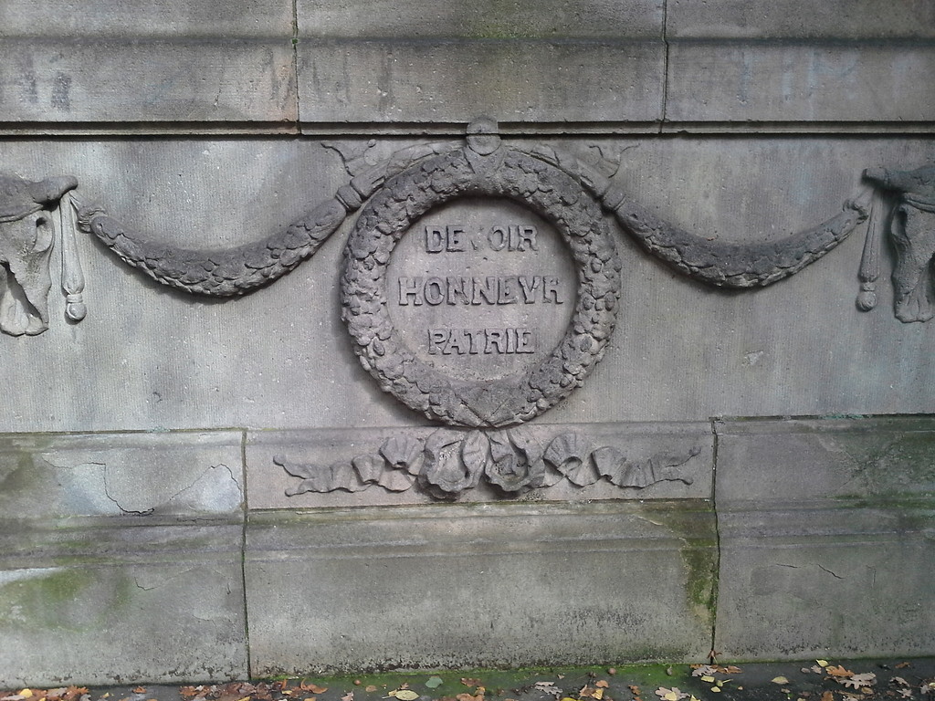 Inschrift im Sockel des Ehrenmals auf dem Franzosenfriedhof in Voerde (2013)
