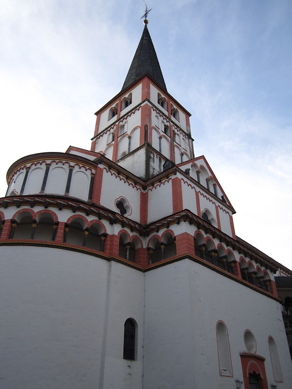Ansicht der Doppelkirche in Bonn-Schwarzrheindorf von Südosten (2012).