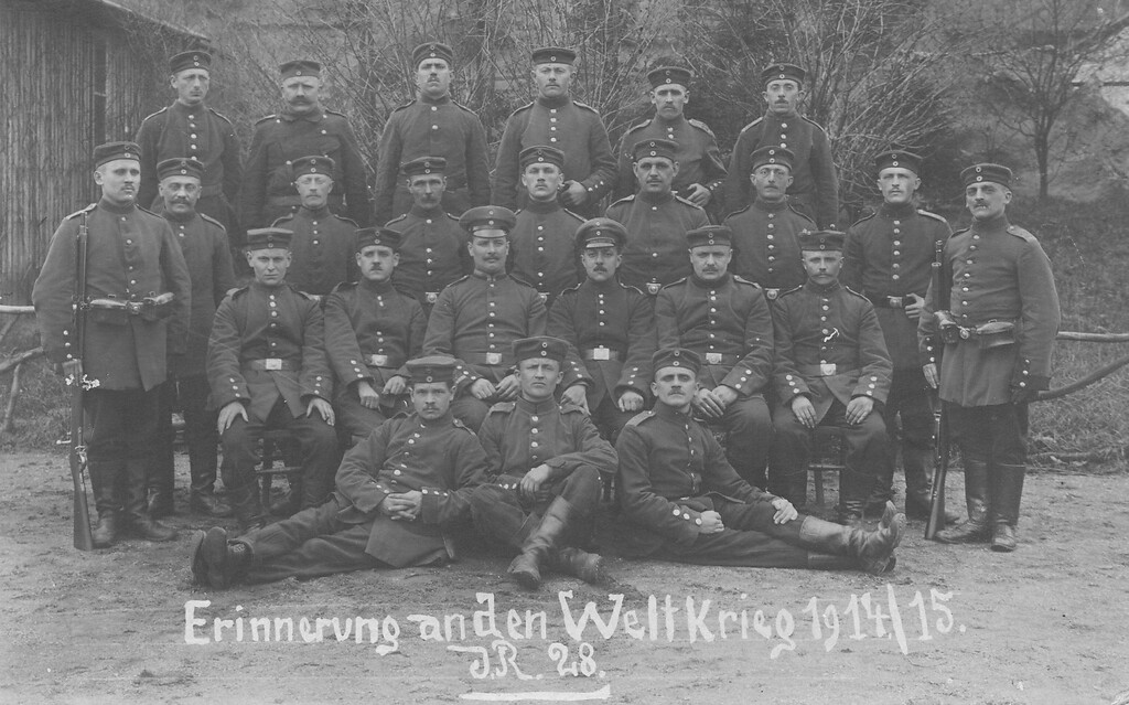 Historische Aufnahme von 1915 mit 24 Soldaten des preußischen Militärs des Infanterie-Regiments "von Goeben", die in der Kaserne Boltensternstraße in Köln-Riehl posieren (als Feldpostkarte gelaufen).