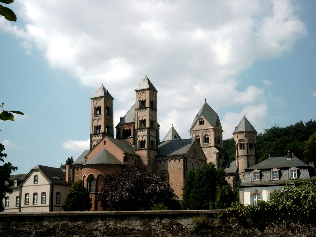 Ansicht der Abteikirche Maria Laach von Osten mit benachbarten Klostergebäuden und der Klostermauer im Vordergrund (2002)