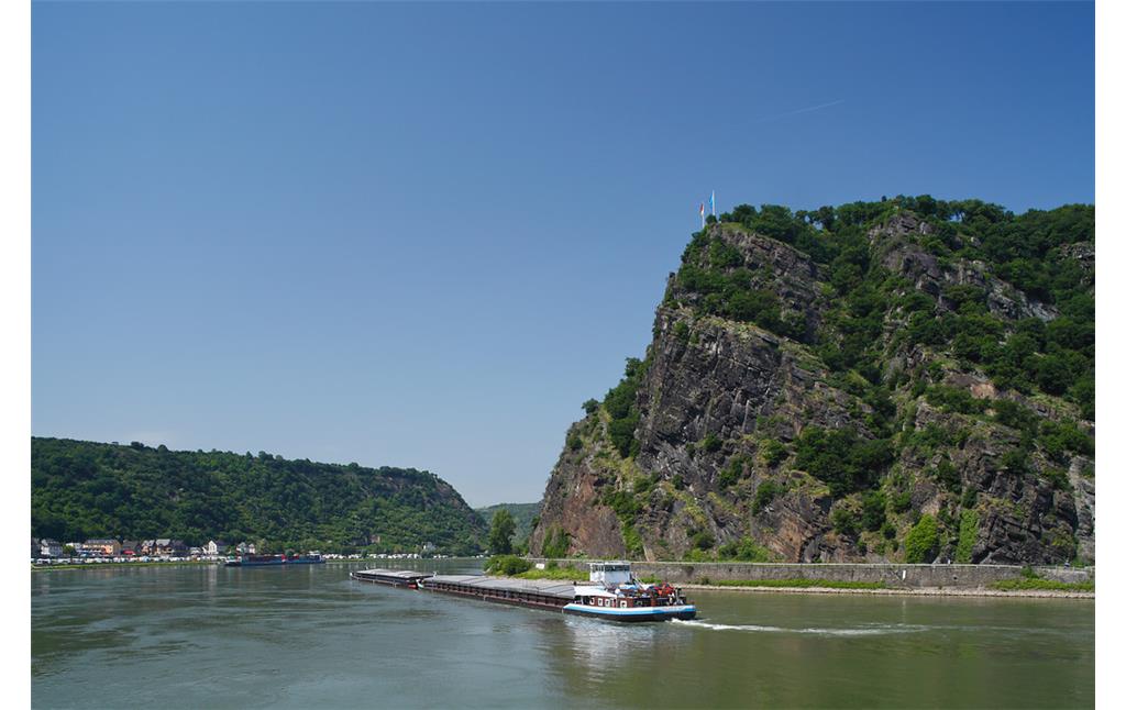 Loreleyfelsen mit Rhein und Schubschiff (2009)