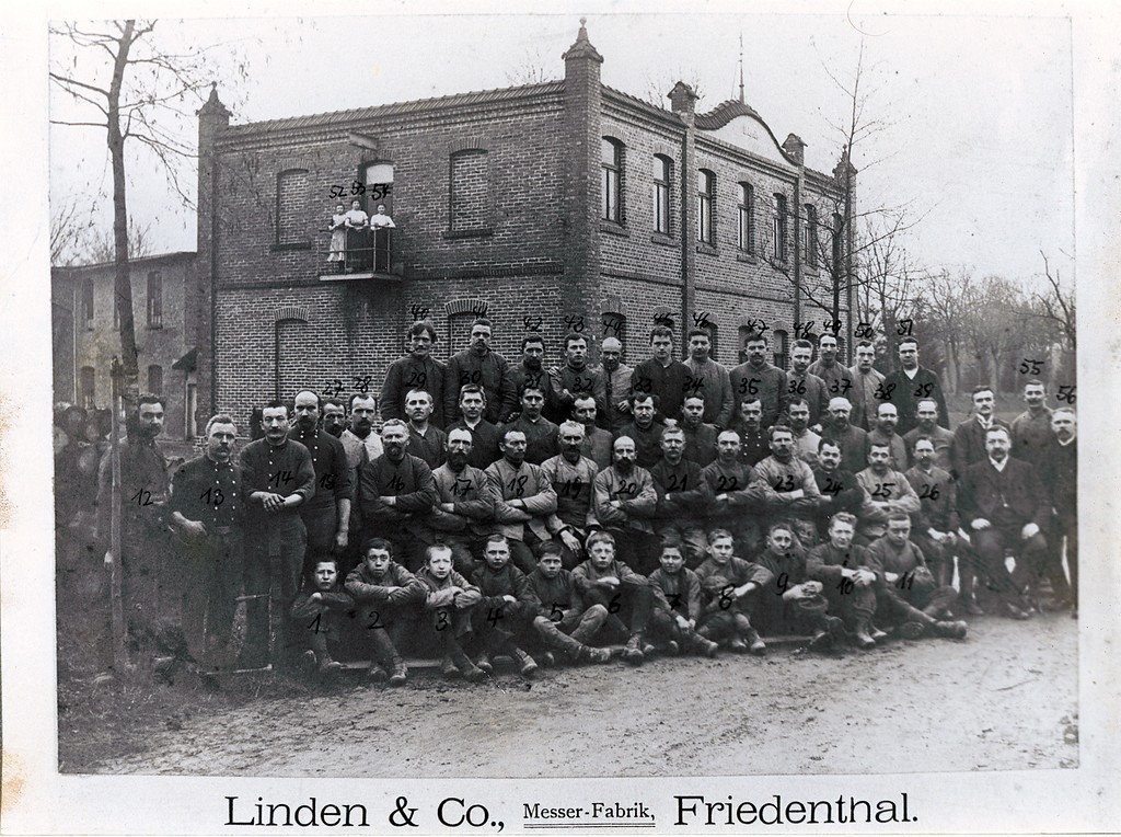 Die Belegschaft von Linden & Co, Messer-Fabrik Friedenthal um 1900