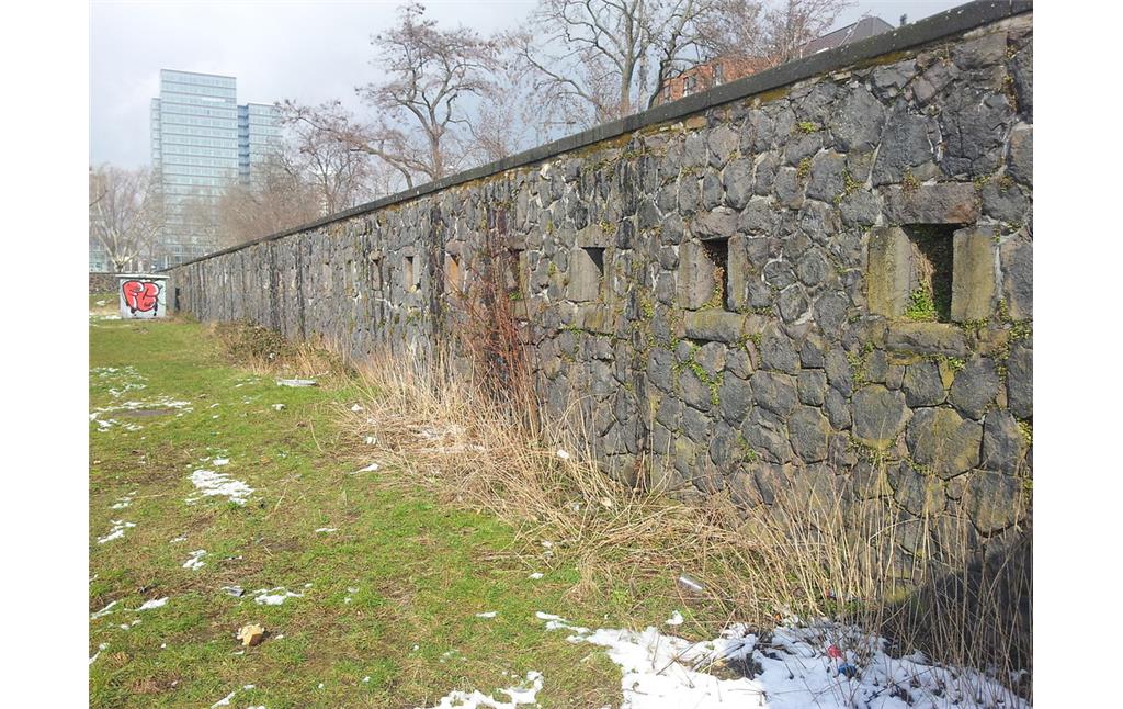 Die Kehlmauer der ehemaligen preußischen Umwallung von Deutz am Deutzer Rheinufer (2013).