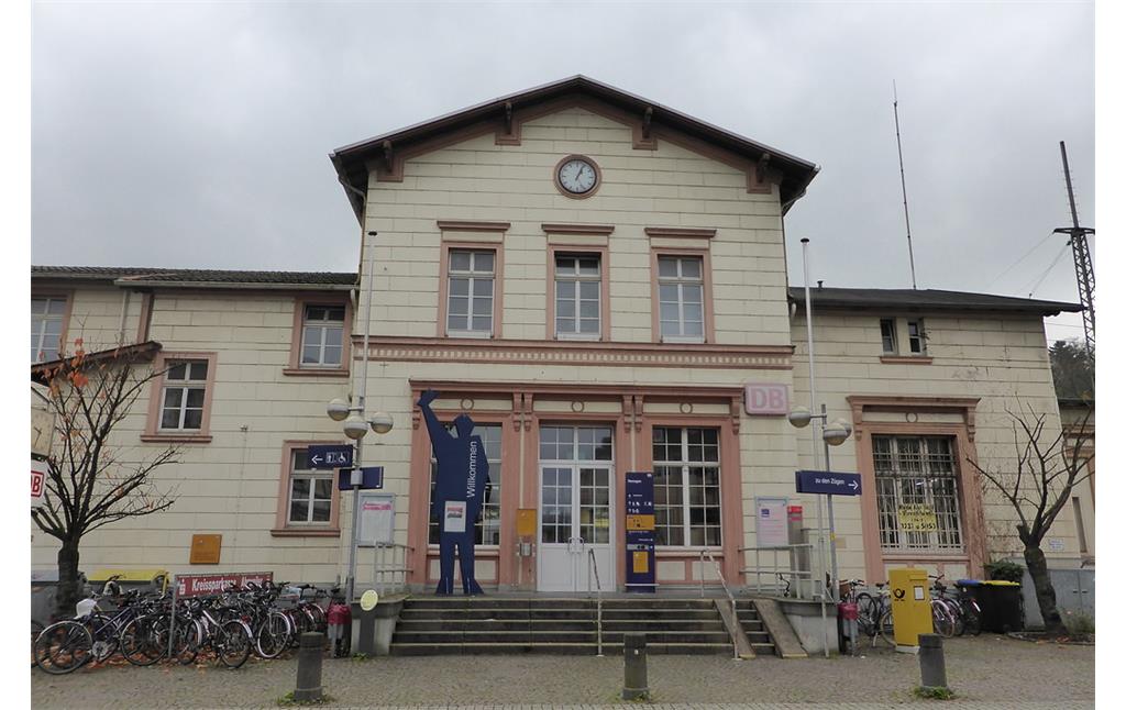Haupteingang des Empfangsgebäudes des Bahnhofs Remagen (2014)