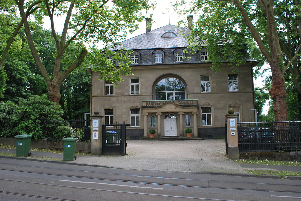 Haus Urge ist eine zweigeschossige Unternehmervilla aus dem Jahr 1913. Das Haus wurde auf quadratischem Grundriss  im Stil des Neobarock am Ruhrtalhang errichtet und ist von einem Park umgeben. Zu sehen ist hier die Straßenansicht (2015).