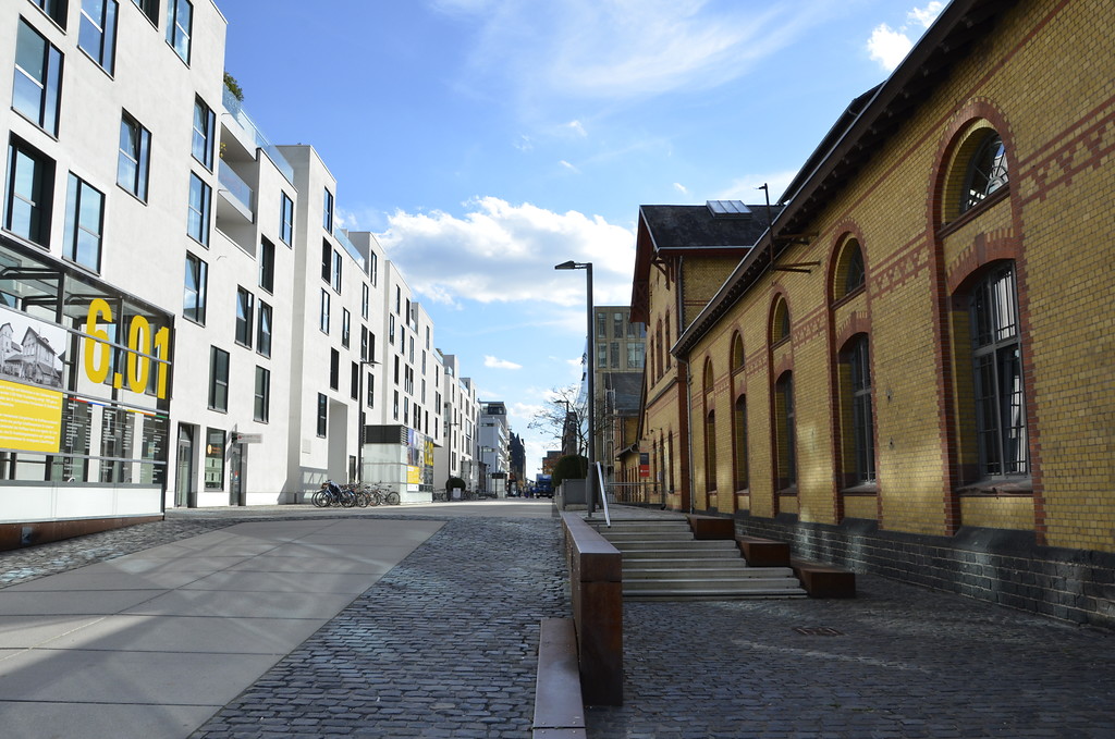 Blick vom Harry-Blum-Platz in den Anna-Schneider-Steig am Kölner Rheinauhafen (2014). Rechts sieht man das ehemalige Krafthaus und links moderne Wohnhäuser.