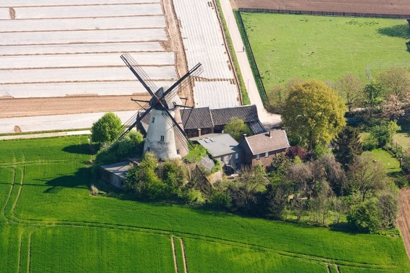 Luftbild der Grottenhertener Windmühle (2011)