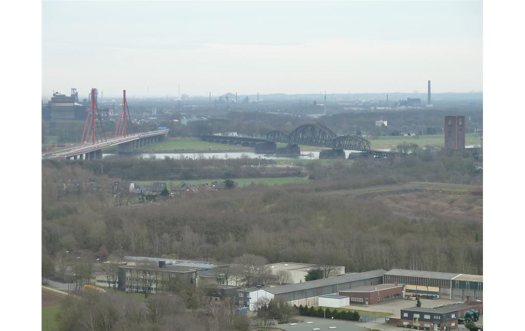 Blick von der Halde Rheinpreußen in Moers nach Osten (2013)