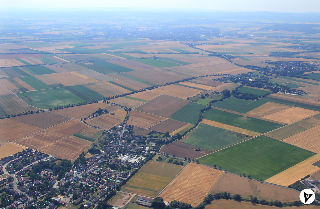 Luftbildaufnahme über die Rotbachaue mit Wichterich mit Nordpfeil (2013)