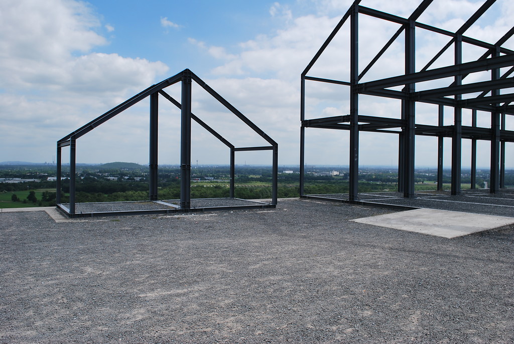 Das Kunstobjekt "Hallenhaus" auf dem Gipfel der Halde Norddeutschland bildet mit einer Stahlkonstruktion ein Wohn-Stall-Bauernhaus mit Nebengebäude nach. Dieser Fachwerk-Bauernhaustyp war am Niederrhein und in Norddeutschland weit verbreitet (2015).
