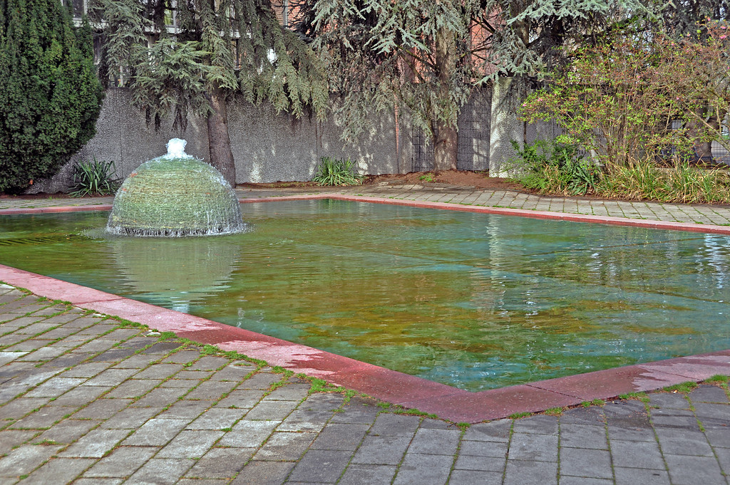 Brunnenanlage von Walter Polak und Hannelore Wiese und im Mittelmeergarten 2013