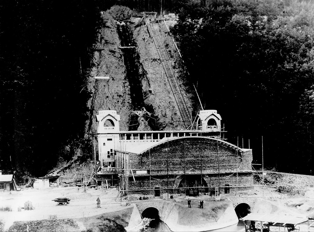 Das im Bau befindliche Jugendstilkraftwerk in Heimbach um 1900