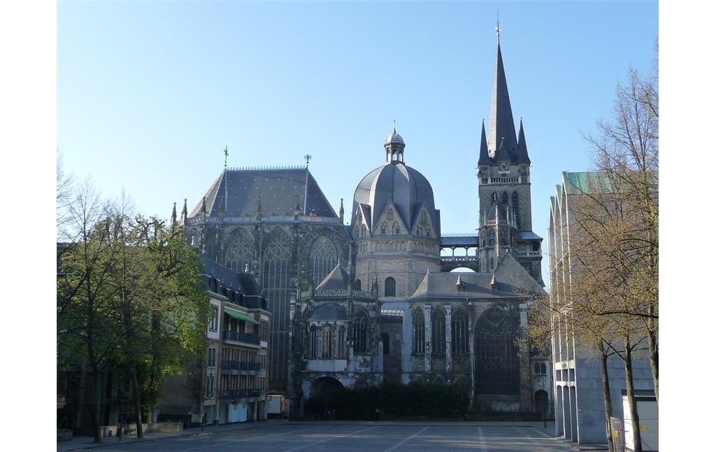 Der Aachener Dom vom nördlich gelegenen Katschhof aus gesehen (2010).