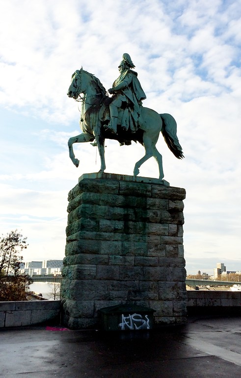 Reiterstandbild von Wilhelm I. an der Hohenzollernbrücke in Köln-Deutz in der Seitenansicht