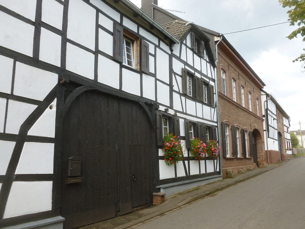 Häuserzeile in Lückerath - teils aus Fachwerk, teils aus Backstein - mit großen Hoftoren (2014)