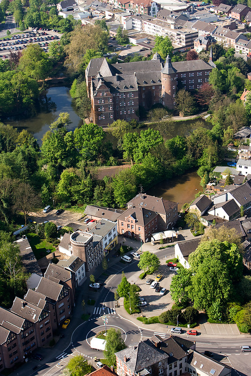 Bedburger Mühle mit Wasseranlagen (vorne) und Wasserschloss Bedburg (2009)