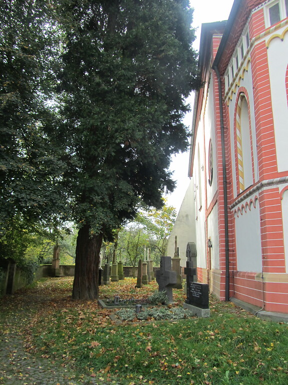 Katholische Kirche St. Petrus mit Kirchhof (2014)