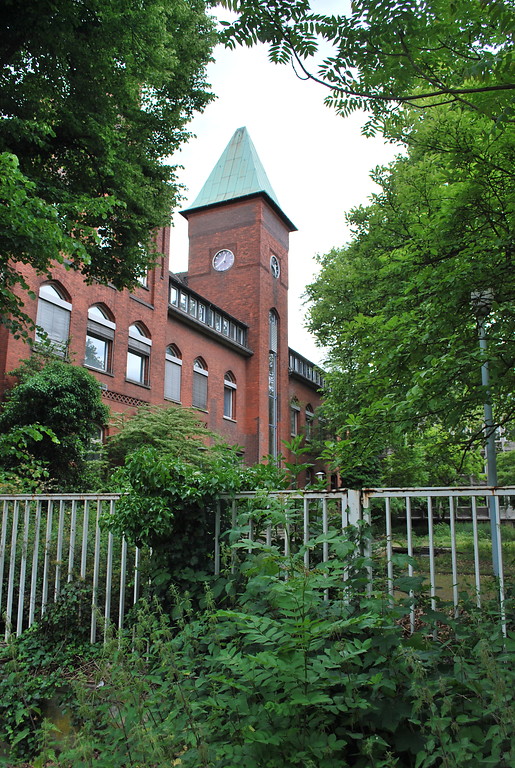 Das Verwaltungsgebäude der Zeche Rheinpreußen I/II mit seinem chrakteristischen Uhrenturm wurde 1903/04 aus Ziegelsteinen erbaut (2015).
