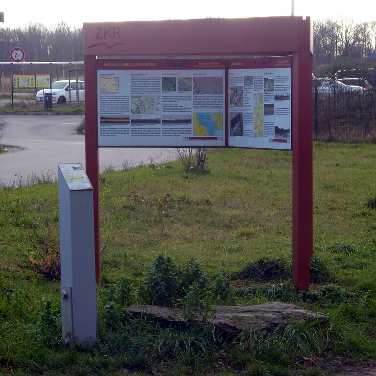 Abbildung 1: Erzählstation Randkanal vor dem Ankerpunkt des Themenpfades Energie & Wasser des Zweckverbandes Kölner Randkanal (2019)