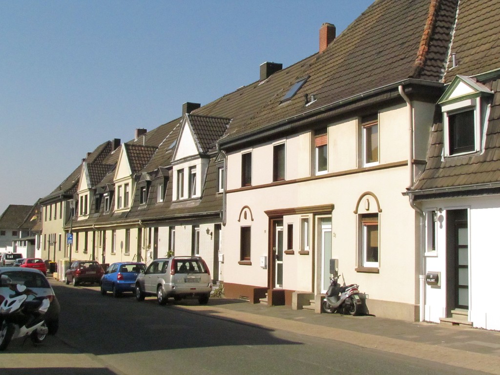 Blick in die Fröbelstraße mit Einfamilienreihenhäusern
