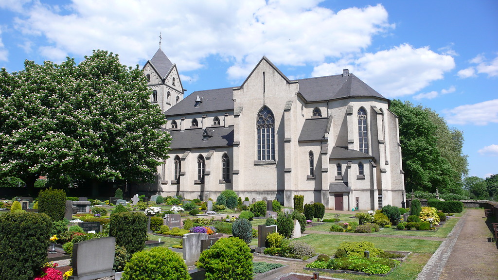 St. Matthias in Krefeld-Hohenbudberg mit großen Bäumen und Friedhof (2008).